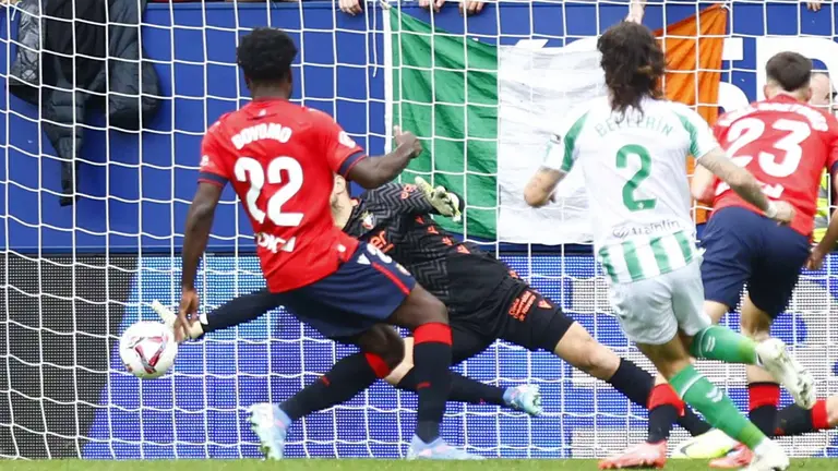 Sergio Herrera desvía un chutazo de Héctor Bellerín. CA Osasuna