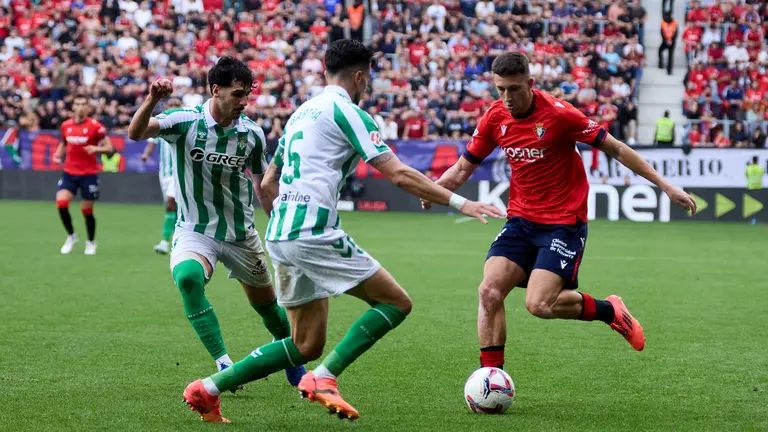 Johnny Cardoso y Marc Bartra ante Abel Bretones durante el partido entre CA Osasuna y Real Betis disputado en el estadio de El Sadar en Pamplona. IÑIGO ALZUGARAY