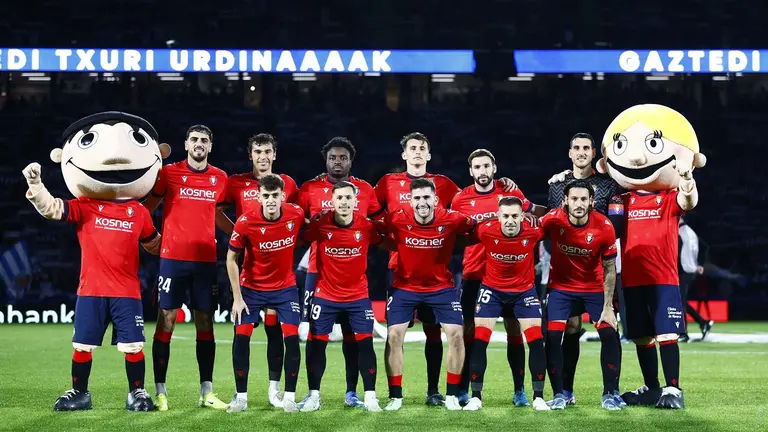 Once titular del equipo rojillo en el estadio Reale Arena. CA Osasuna.