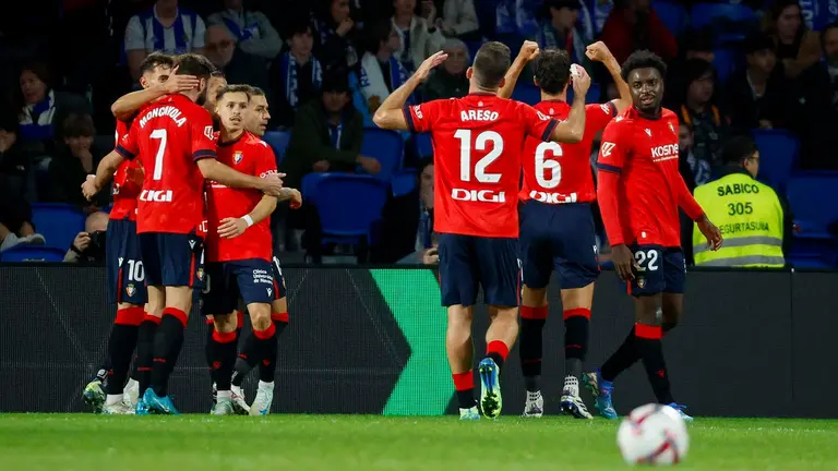 Los jugadores de Osasuna celebran el primer gol del equipo navarro durante el encuentro correspondiente a la jornada 11 entre Real Sociedad y Osasuna en el Reale Arena de San Sebastian. EFE / Juan Herrero.