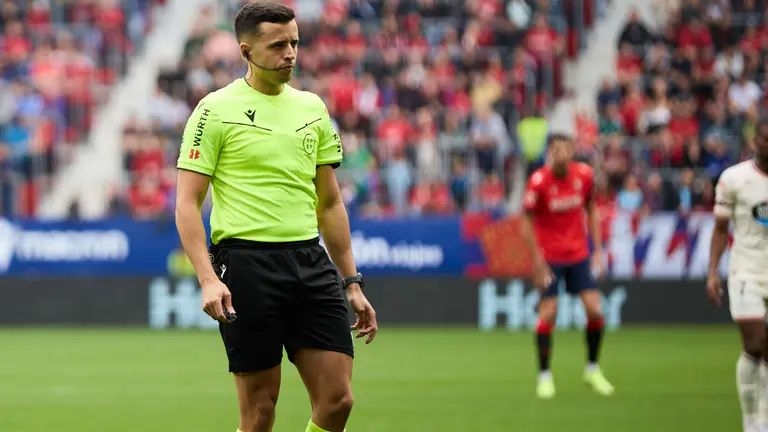Víctor García Verdura en el partido entre CA Osasuna y Real Valladolid CF disputado en el estadio de El Sadar en Pamplona. IÑIGO ALZUGARAY