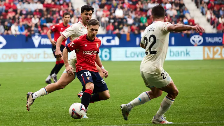 Víctor Meseguer (4. Real Valladolid CF), Bryan Zaragoza (19. CA Osasuna) y Lucas Rosa (22. Real Valladolid CF) durante el partido de La Liga EA Sports entre CA Osasuna y Real Valladolid CF disputado en el estadio de El Sadar en Pamplona. IÑIGO ALZUGARAY
