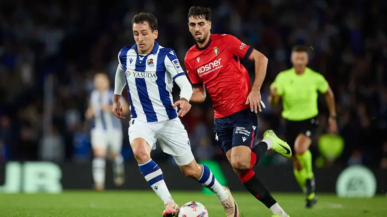 Mikel Oyarzabal junto a Alejandro Catena en el partido R. Sociedad - Osasuna. Ricardo Larreina / AFP7 / Europa Press.