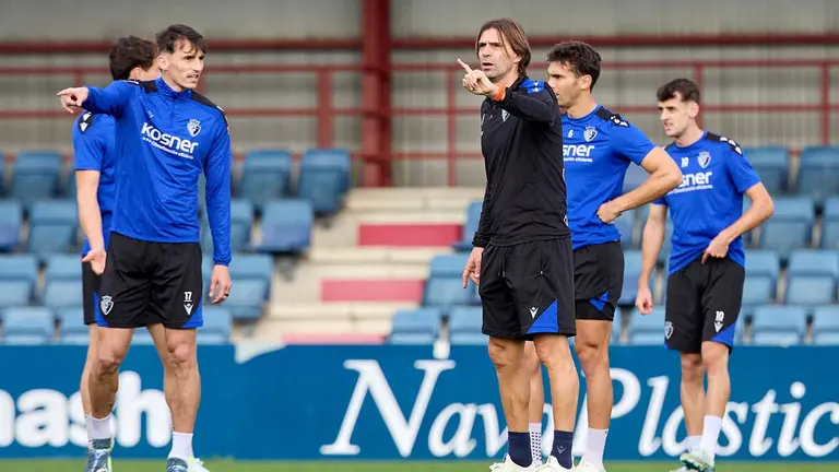 Dani Pendín con los jugadores rojillos en un entrenamiento en Tajonar. CA Osasuna.