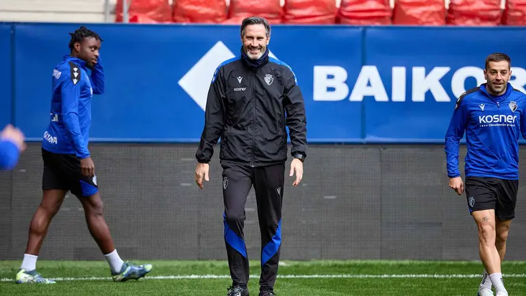 Vicente Moreno en un entrenamiento del primer equipo rojillo en el estadio de El Sadar. CA Osasuna.