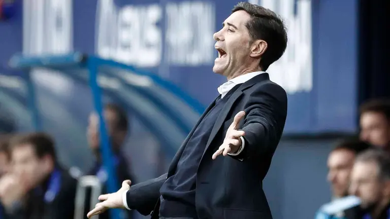 El entrenador del Villarreal, Marcelino García, durante el partido de la jornada 14 de Liga disputado ante Osasuna este domingo en el estadio de El Sadar. EFE/Jesús Diges