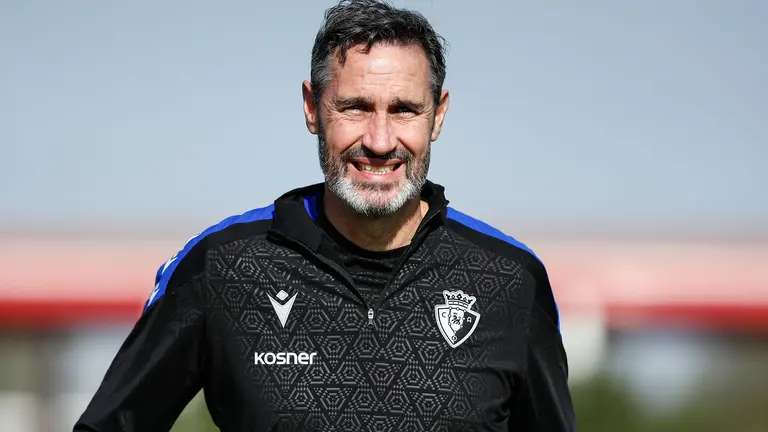 Vicente Moreno dirige la sesión de su equipo en la ciudad deportiva del Sevilla CF. CA Osasuna.