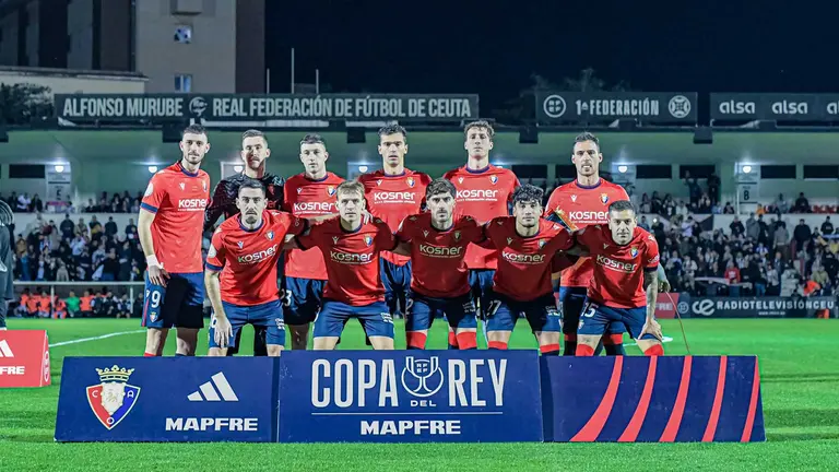 Equipo titular de los rojillos ante el Ceuta en el estadio Alfonso Murube. CA Osasuna.