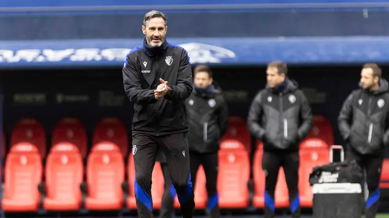 Vicente Moreno dirige el entrenamiento de su equipo en el estadio de El Sadar. CA Osasuna.