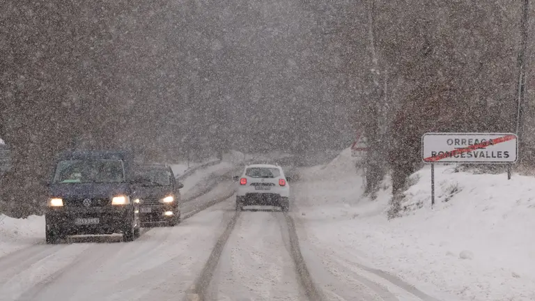 Temporal de nieve en Roncesvalles, este domingo. La Agencia Estatal de Meteorología (Aemet) ha activado el aviso rojo en varias zonas de Aragón, Asturias, Castilla y León, Cataluña y Navarra por fuerte viento, mala mar y nevadas debido a que hoy es el día álgido del temporal de frío ártico que entró ayer por el norte peninsular y que se irá recrudeciendo a lo largo de esta jornada. EFE/ Villar López