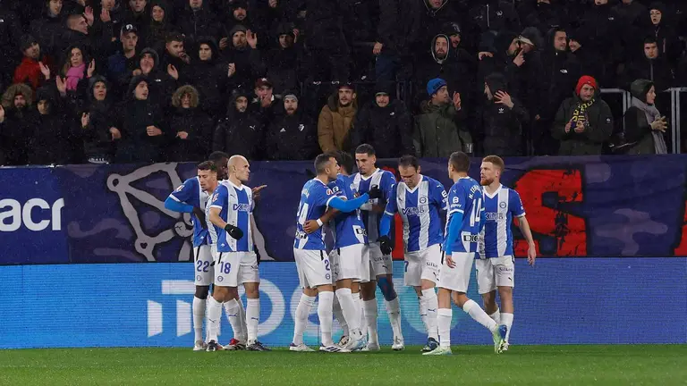 Los jugadores del Alavés celebran el gol de Kike García este domingo, durante el partido de la jornada 16 de LaLiga EA Sports, entre el Osasuna y el Alavés, en el Estadio El SADAR de Pamplona. EFE/ Villar López