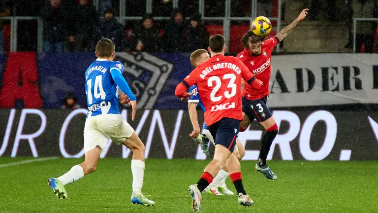 Juan Cruz durante el partido entre CA Osasuna y Deportivo Alavés disputado en el estadio de El Sadar en Pamplona. IÑIGO ALZUGARAY