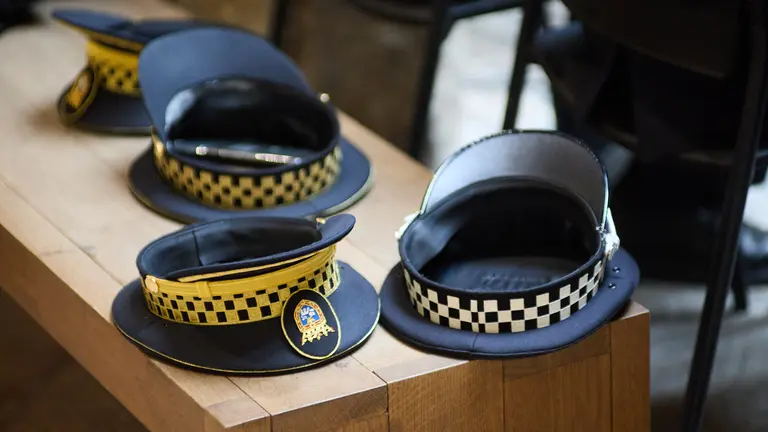 El alcalde de Pamplona, Joseba Asiron; el concejal delegado de Seguridad y Convivencia Ciudadana, Endika Alonso; y el jefe de la Policía Municipal de Pamplona, Antonio Sánchez, presiden el acto de nombramiento de nuevos agentes de la Policía Municipal de Pamplona en el Palacio del Condestable.IÑIGO ALZUGARAY