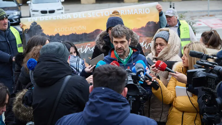 Rueda de prensa posterior a la tractorada en Pamplona organizada por la Asociación Semilla y Belarra. IÑIGO ALZUGARAY