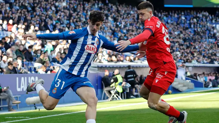 Antoniu Roca (i), del Espanyol, se enfrenta a Abel Bretones (d), del Osasuna, durante su partido de la jornada 17 LaLiga de fútbol, este sábado en el RCDE Stadium, en Cornellà de Llobregat (Barcelona). EFE/ Andreu Dalmau