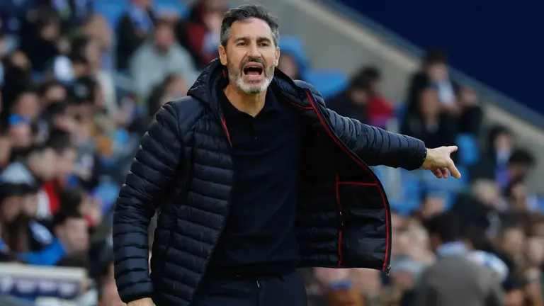 El entrenador del Osasuna Vicente Moreno da instrucciones a sus jugadores en un partido de liga. EFE/ Andreu Dalmau