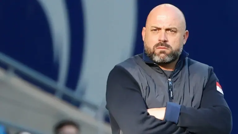 El entrenador del Espanyol Manolo González observa a sus jugadores durante su partido de la jornada 17 LaLiga de fútbol contra el Osasuna, este sábado en el RCDE Stadium, en Cornellà de Llobregat (Barcelona). EFE/ Andreu Dalmau