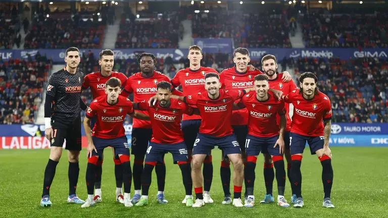 Equipo titular de los rojillos ante el Athletic en El Sadar. CA Osasuna.
