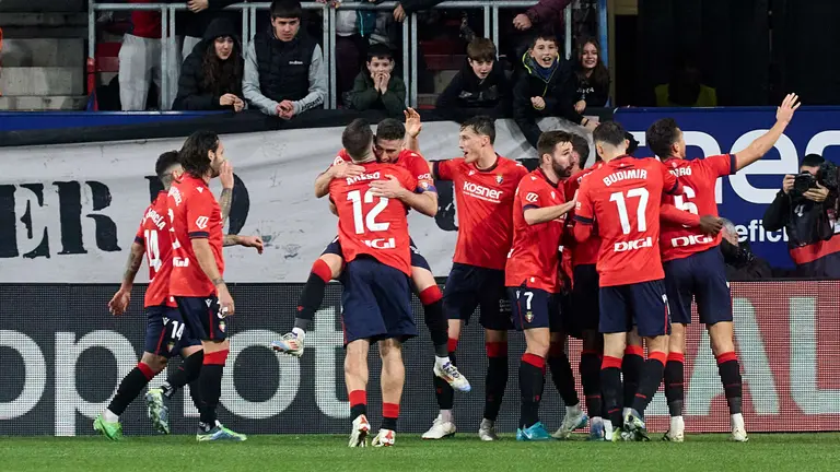 Gol de Osasuna en el partido entre CA Osasuna y Athletic Club disputado en el estadio de El Sadar en Pamplona. IÑIGO ALZUGARAY
