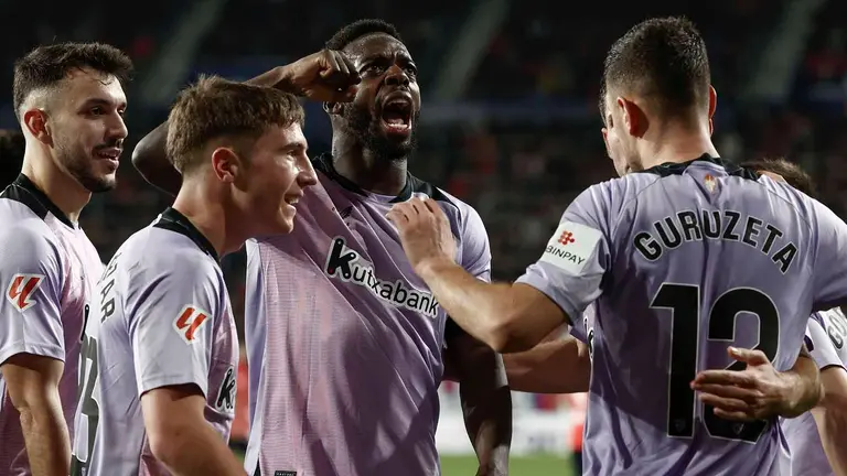 El delantero del Athletic de Bilbao Gorka Guruzeta (d) celebra su gol, primero del equipo vasco, durante el encuentro de la jornada 18 de LaLiga que Atlético Osasuna y Athletic de Bilbao disputan este sábado en El Sadar. EFE/Jesús Diges