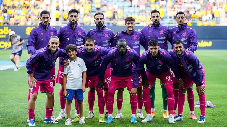 Equipo titular del CD Tenerife ante el Cádiz en el estadio Nuevo Mirandilla. Joaquín Corchero / AFP7 / Europa Press.