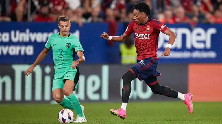 César Azpilicueta ante Johan Mojica en el partido Osasuna - Atlético de Madrid (0-2) jugado el 28 de septiembre de 2023 en Pamplona. Foto Ricardo Larreina / Afp7 / Europa Press.