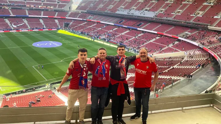 Cuatro aficionados navarros dentro del estadio Riyadh Air Metropolitano de Madrid. Cedida.