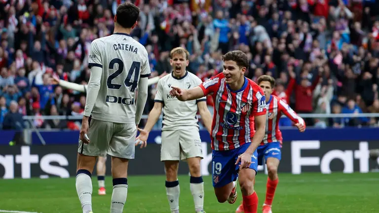 El delantero argentino del Atlético de Madrid Julián Álvarez (d) celebra el primer gol de su equipo durante el partido de LaLiga entre el Atlético de Madrid y el Osasuna, este domingo en el Riyadh Air Metropolitano de Madrid.EFE/ Juanjo Martín