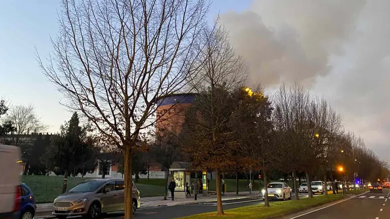 las llamas son visibles en la parte superior del edificio. CEDIDA