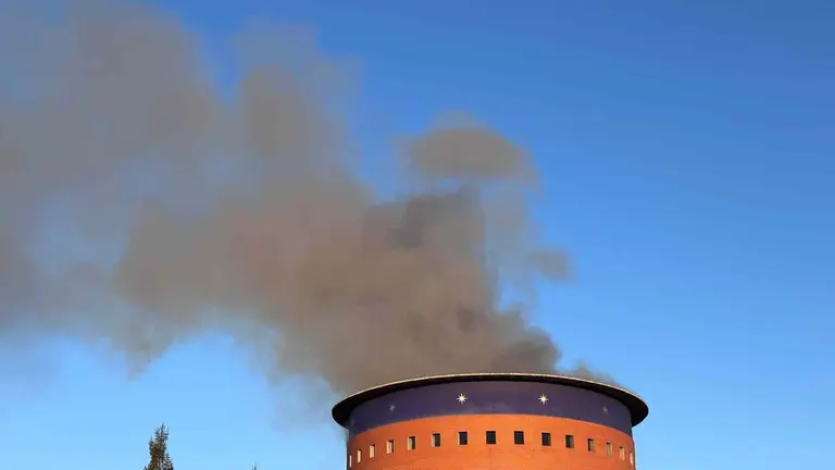 Sigue saliendo humo de la cubierta del edificio. IRANZU LARRASOAÑA
