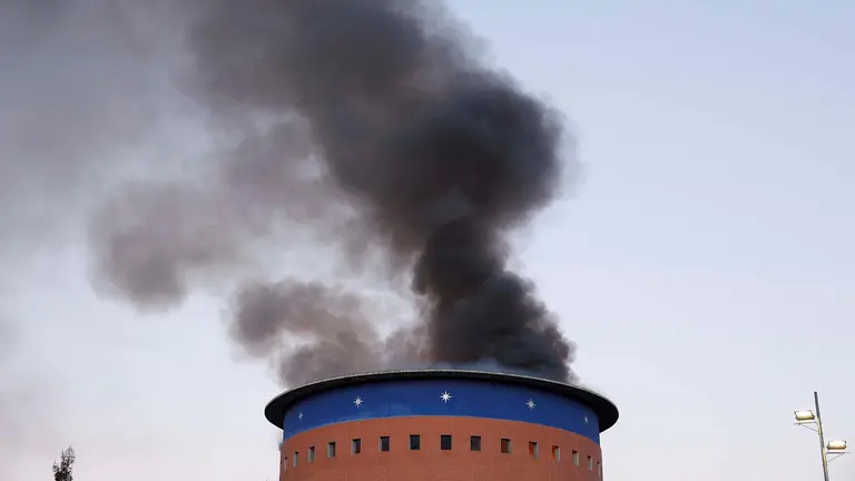 Declarado un incendio este martes en el Planetario de Pamplona, sin daños personales, al estar cerrado y en cuya extinción trabajan efectivos de bomberos. EFE/ Villar Lopez