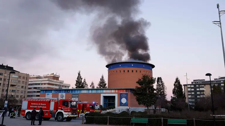 Declarado un incendio este martes en el Planetario de Pamplona, sin daños personales, al estar cerrado y en cuya extinción trabajan efectivos de bomberos. EFE/ Villar Lopez