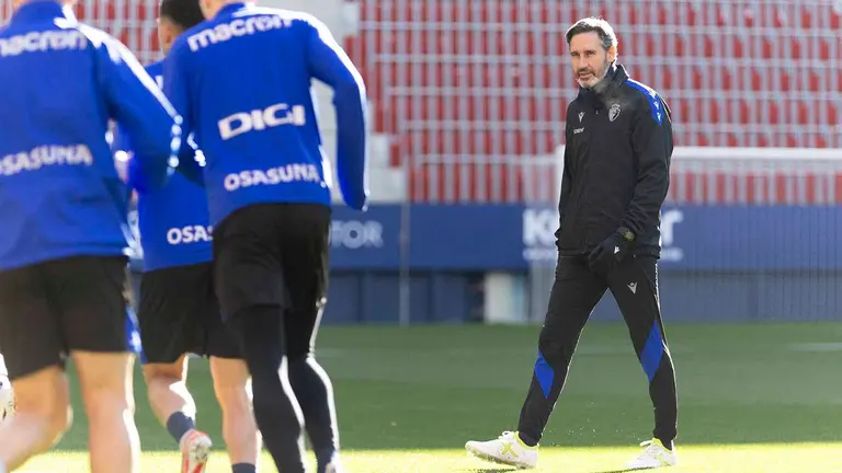 Vicente Moreno observa el entrenamiento de sus jugadores en El Sadar. CA Osasuna.
