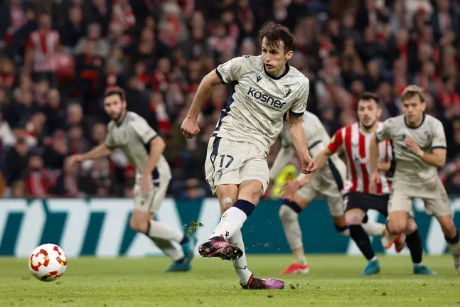 El delantero croata de Osasuna Ante Budimir consigue de penalti el segundo gol de su equipo durante el partido de octavos de final de la Copa del Rey de fútbol entre Athletic y Osasuna que se disputa este jueves en San Mamés. EFE/ Miguel Tona