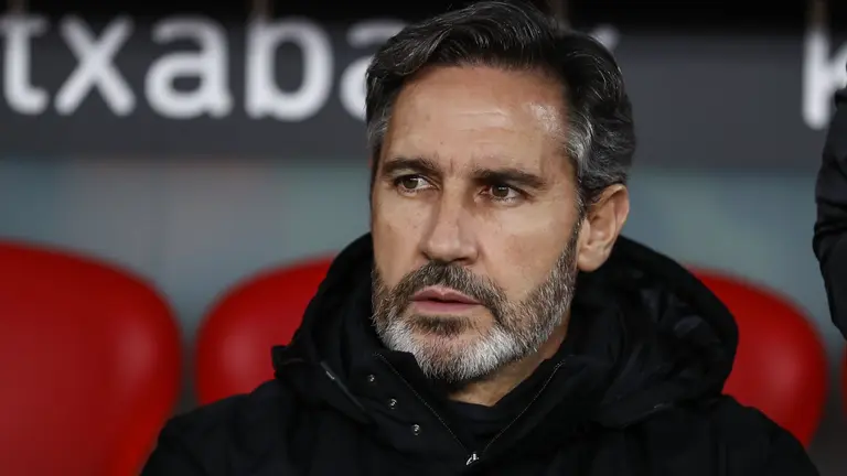 Vicente Moreno, entrenador de Osasuna, en el banquillo de su equipo. EFE/ Miguel Tona.