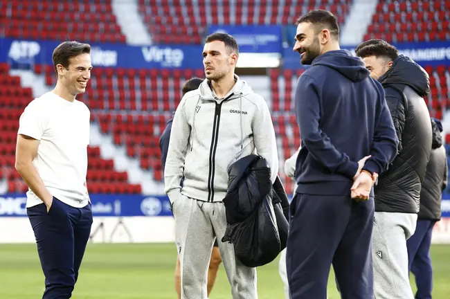 Iñigo Pérez y Adrián conversando con jugadores  rojillos en el estadio de El Sadar. CA Osasuna.