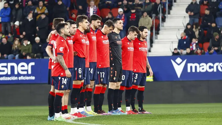 Los jugadores rojillos guardan un minuto de silencio en el estadio de El Sadar. CA Osasuna.