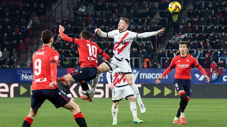 Partido entre CA Osasuna y Rayo Vallecano disputado en el estadio de El Sadar en Pamplona. IÑIGO ALZUGARAY
