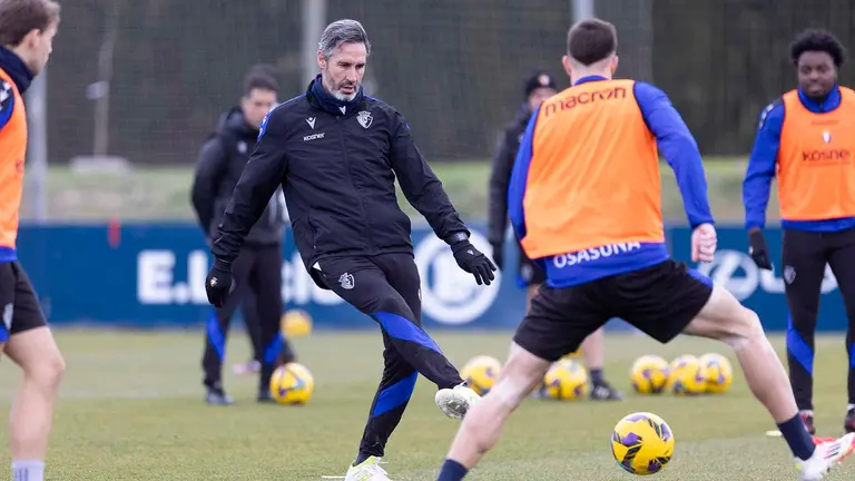 Vicente Moreno en un entrenamiento con sus jugadores en Tajonar. CA Osasuna.