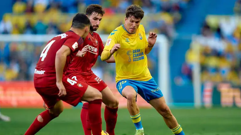 Marc Cardona con la camiseta de Las Palmas, ante Osasuna la temporada pasada 2023-24. Gabriel Jimenez Lorenzo / AFP7 / Europa Press.