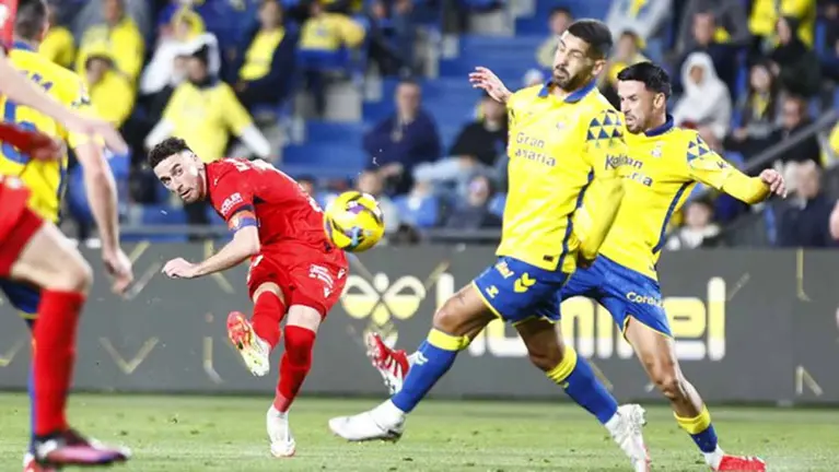 Kike Barja lanza un balón al poste en la primera parte ante Las Palmas. CA Osasuna.