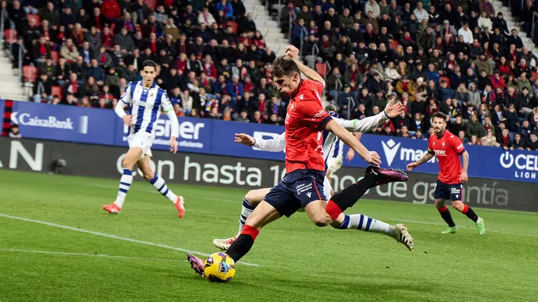 Los jugadores de Osasuna celebran el gol de Ante Budimir (1-0) durante el partido de La Liga EA Sports entre CA Osasuna y Real Sociedad disputado en el estadio de El Sadar en Pamplona. IÑIGO ALZUGARAY