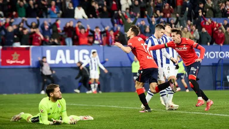 Los jugadores de Osasuna celebran el gol de Ante Budimir (2-0) durante el partido de La Liga EA Sports entre CA Osasuna y Real Sociedad disputado en el estadio de El Sadar en Pamplona. IÑIGO ALZUGARAY