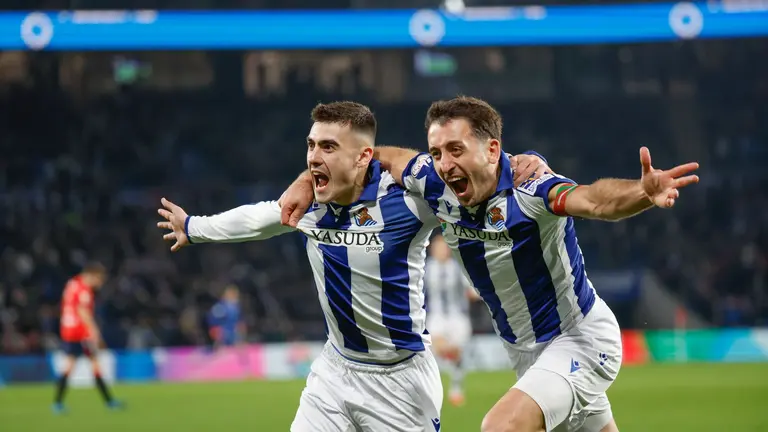 El delantero de la Real Sociedad Ander Barrenetxea (i) celebra con su compañero Mikel Oyarzabal (d) tras marcar el primer gol del equipo durante el partido de cuartos de final de la Copa del Rey que Real Sociedad y CA Osasuna disputan este jueves en el Reale Arena de San Sebastián. EFE/ Javier Etxezarreta