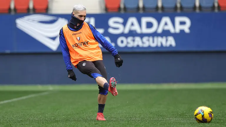 Bryan Zaragoza durante un entrenamiento con su equipo en el estadio de El Sadar.