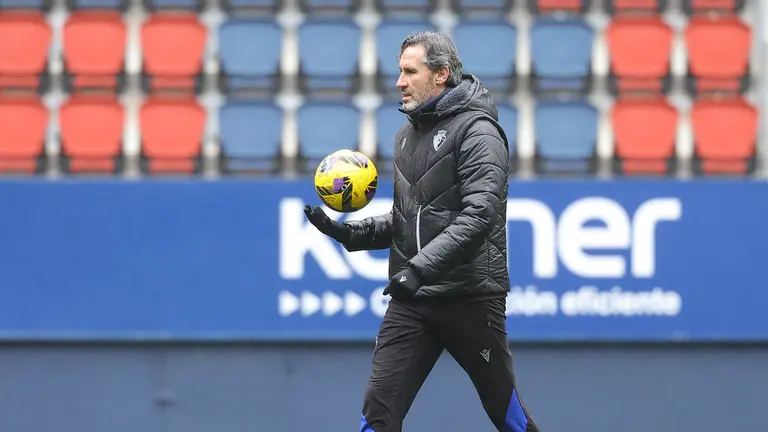 Vicente Moreno en un entrenamiento con su equipo en el estadio de El Sadar. CA Osasuna.
