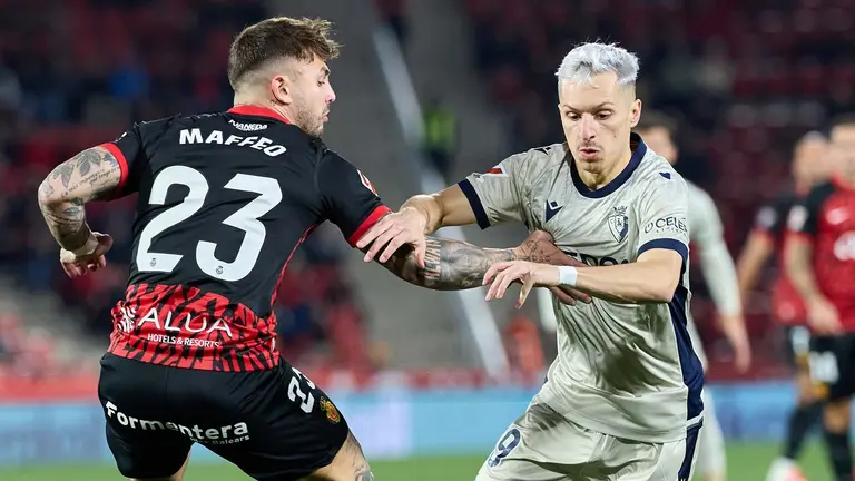 Bryan Zaragoza en pugna con Maffeo durante el partido ante el Mallorca. CA Osasuna.
