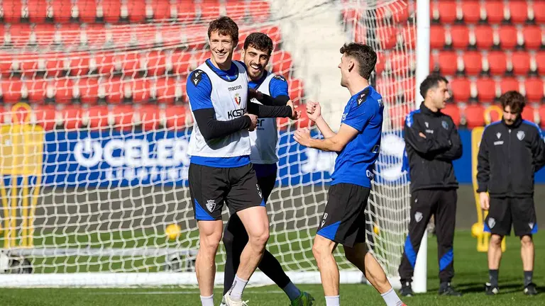 Jorge Herrando con sus compañeros en un entrenamiento en el estadio de El Sadar. CA Osasuna.