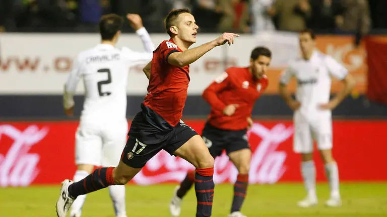 Javi Camuñas celebra su gol al Real Madrid en el estadio de El Sadar. CA Osasuna.