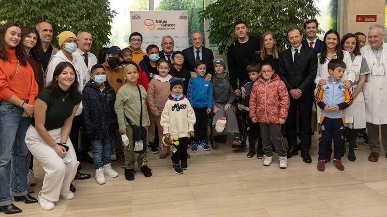 Luis Sabalza, Patxi Puñal, Florentino Pérez y Emilio Butragueño con los niños de la CUN en Pamplona. CA Osasuna.